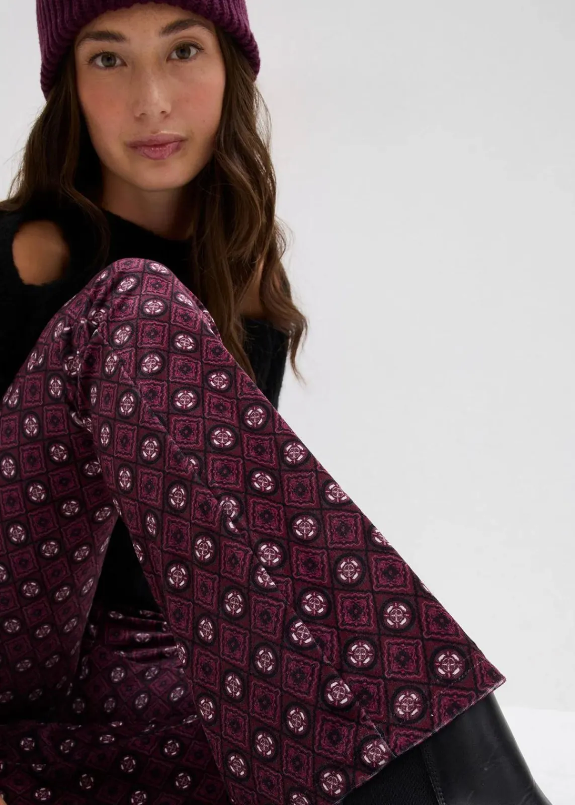 bonprix Bekleidung·Kleider|Hosen^Ausgestellte Leggings aus softem Samt dunkelbeere bedruckt