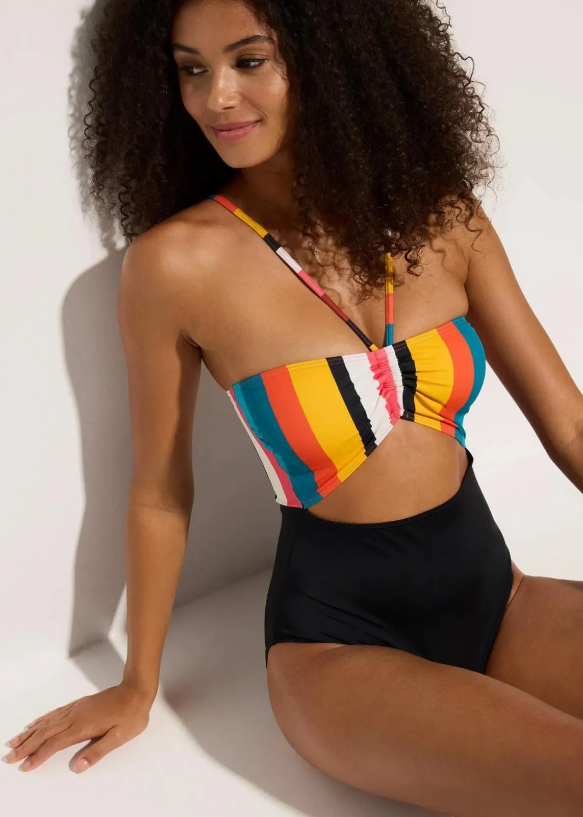 bonprix Nachhaltigere Materialien|Badeanzüge^Badeanzug mit Cut-Out schwarz/bunt gestreift