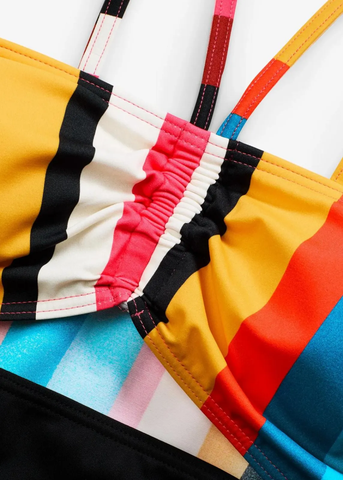 bonprix Nachhaltigere Materialien|Badeanzüge^Badeanzug mit Cut-Out schwarz/bunt gestreift