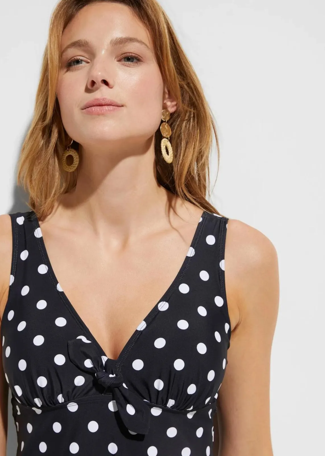 bonprix Nachhaltigere Materialien|Bademode·Bedeckende Bademode^Badekleid mit breiten Trägern schwarz / weiß gepunktet