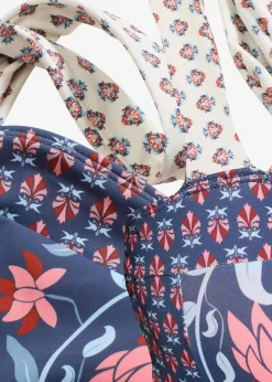 bonprix Nachhaltigere Materialien|Nachhaltigere Materialien^Bandeau-Badeanzug mit breiten Trägern blau/rosa bedruckt