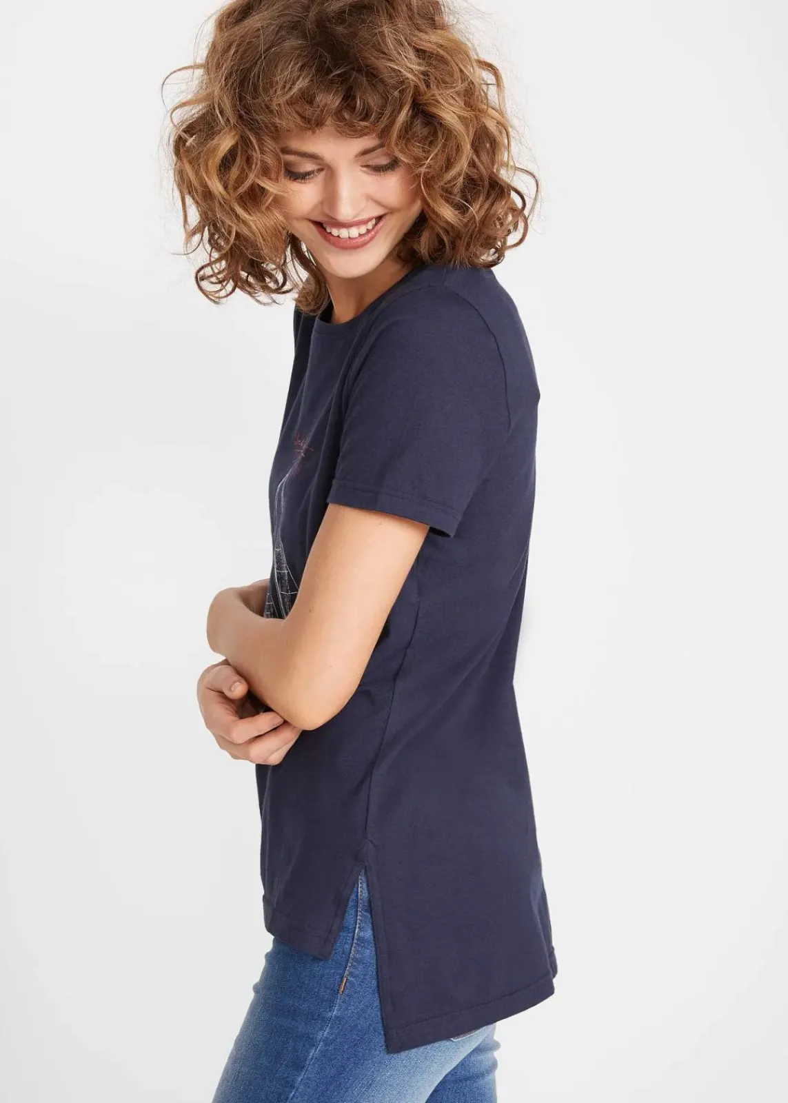 bonprix Nachhaltigere Materialien|Shirts & Tops^Baumwoll T-Shirt mit Seitenschlitz und Druck dunkelblau bedruckt
