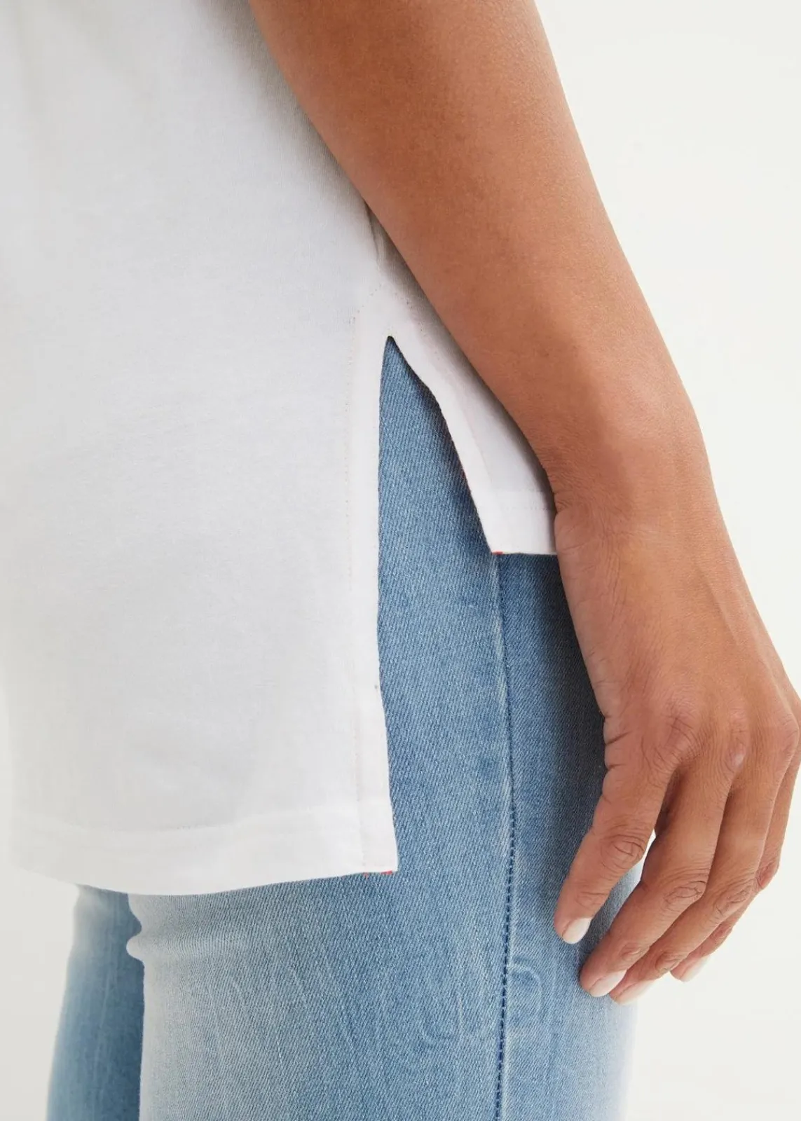 bonprix Shirts & Tops|Nachhaltigere Materialien^Baumwoll T-Shirt mit Seitenschlitz und Druck weiß bedruckt