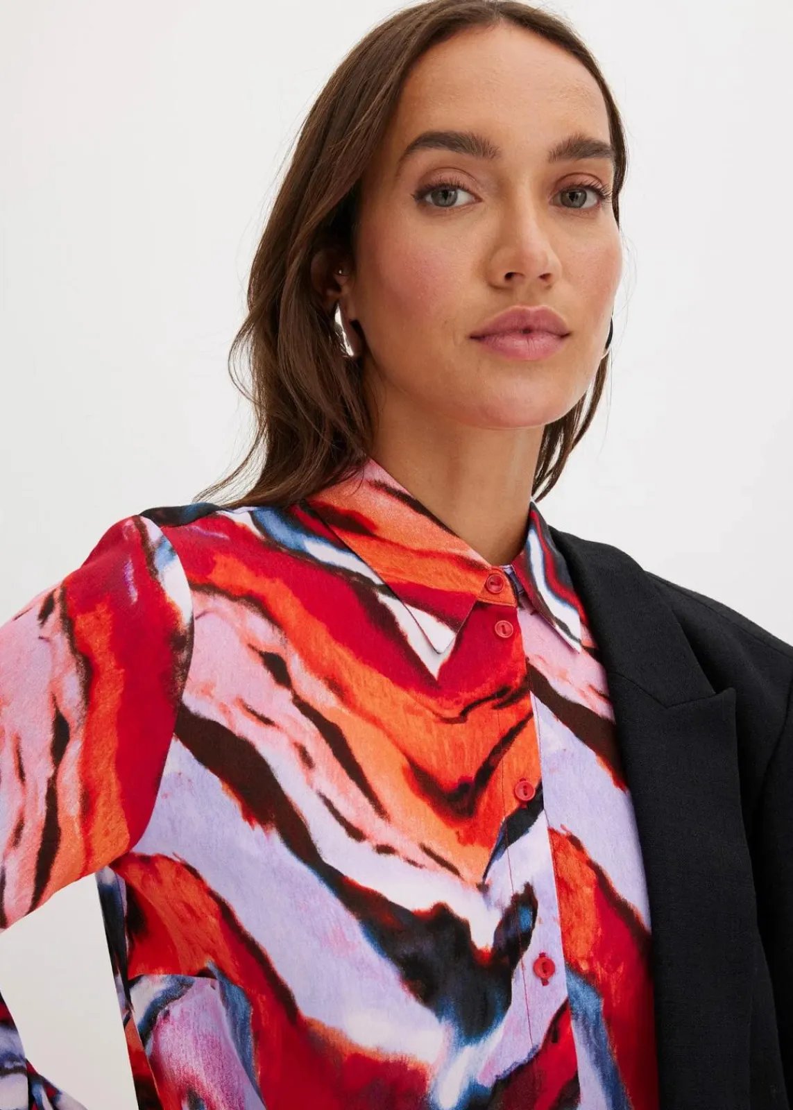 bonprix Bekleidung·Jacken & Mäntel|Nachhaltigere Materialien^bedruckte Bluse lila/schwarz/rot bedruckt