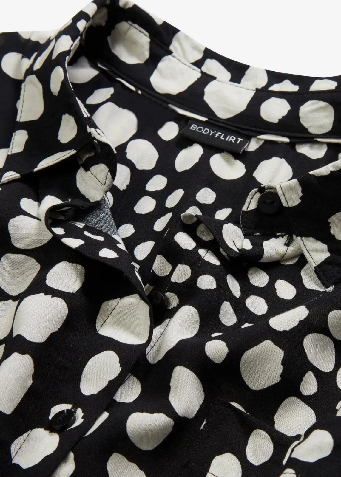 bonprix Blusen & Tuniken|Nachhaltigere Materialien^Bedruckte Longbluse aus nachhaltiger Viskose schwarz/wollweiß gepunktet