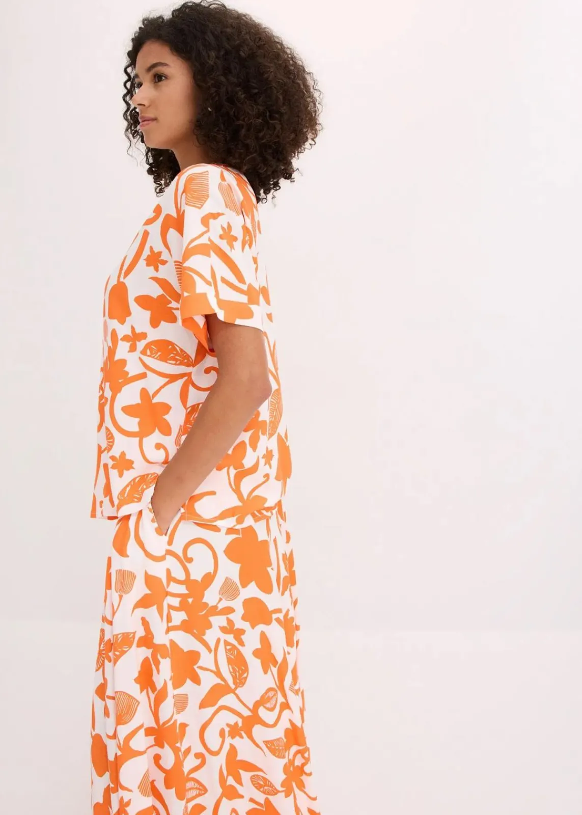 bonprix Bekleidung·Jacken & Mäntel|Blusen & Tuniken^bedruckte Tunikabluse aus fließender Viskose wollweiß/mango floral