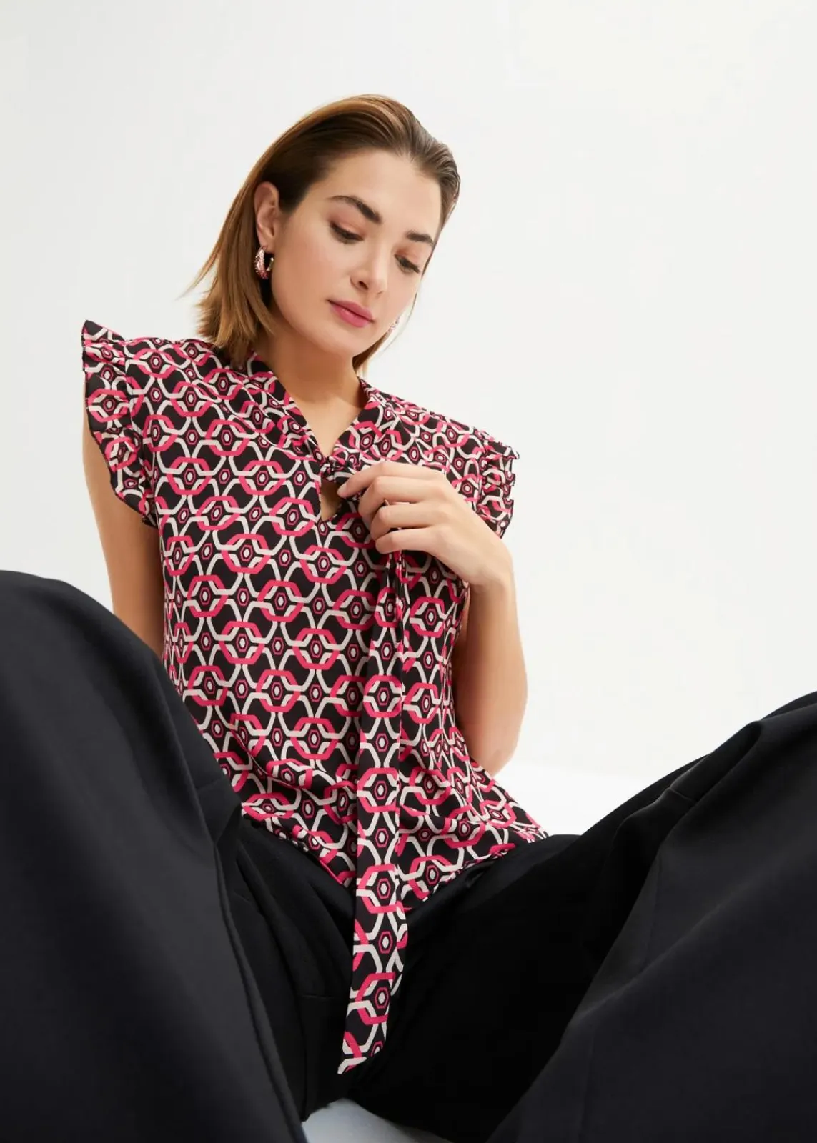 bonprix Bekleidung·Jacken & Mäntel|Blusen & Tuniken^bedrucktes Blusentop schwarz/pink graphisch bedruckt