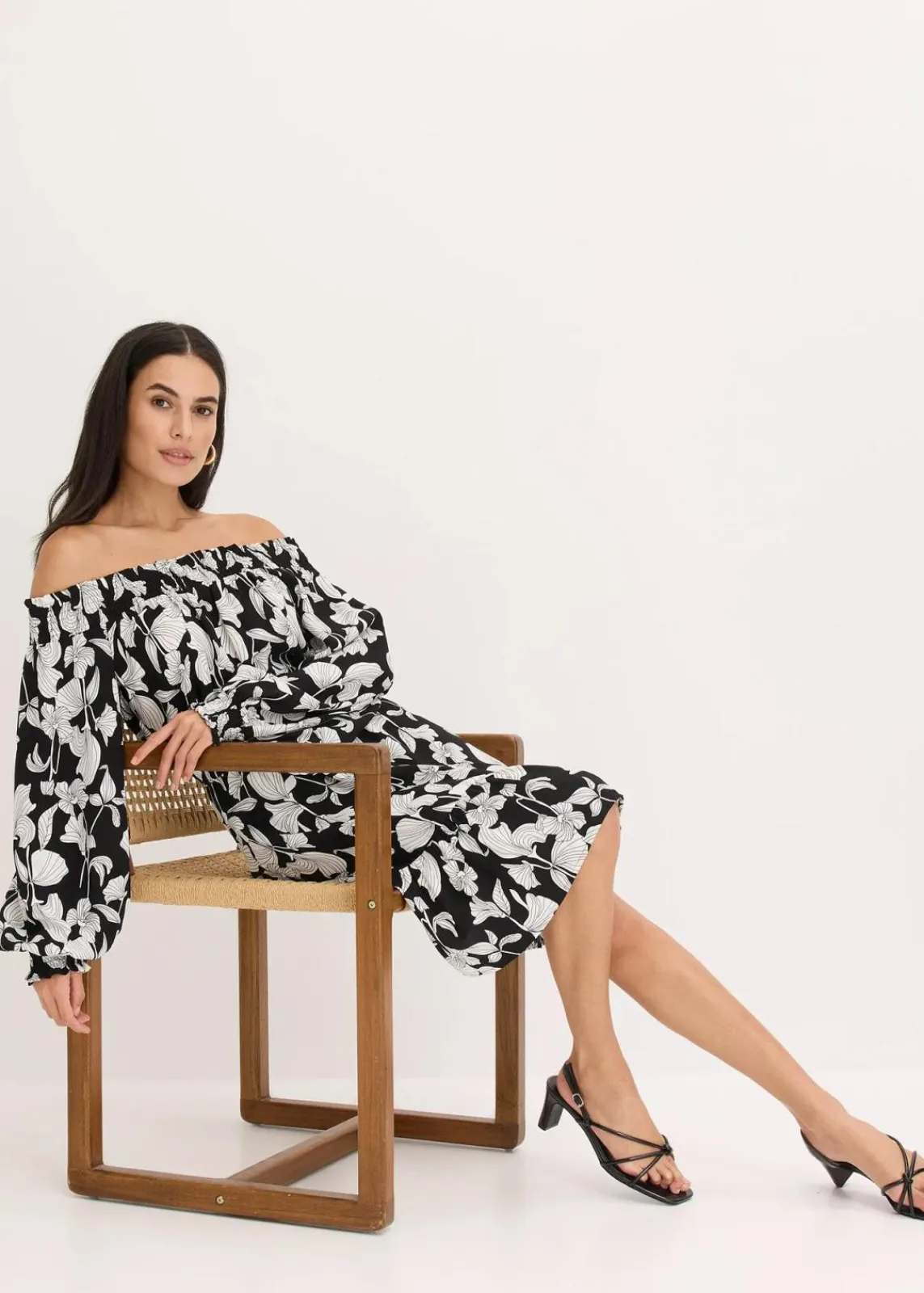 bonprix Nachhaltigere Materialien|Kleider^bedrucktes Carmen-Kleid schwarz/weiß floral