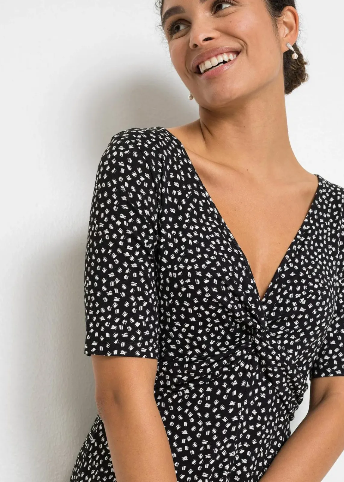 bonprix Bekleidung·Pullover & Strickjacken|Kleider^Bedrucktes Jersey-Kleid mit Drapierung schwarz / weiß graphisch bedruckt
