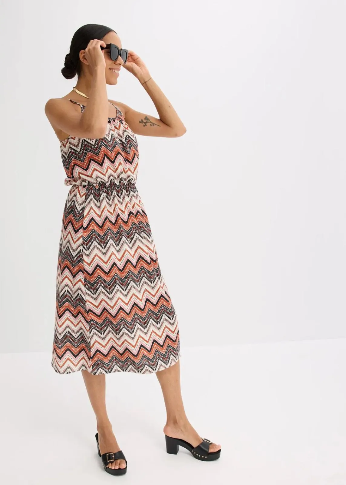 bonprix Nachhaltigere Materialien|Kleider^bedrucktes Trägerkleid wollweiß/braun bedruckt