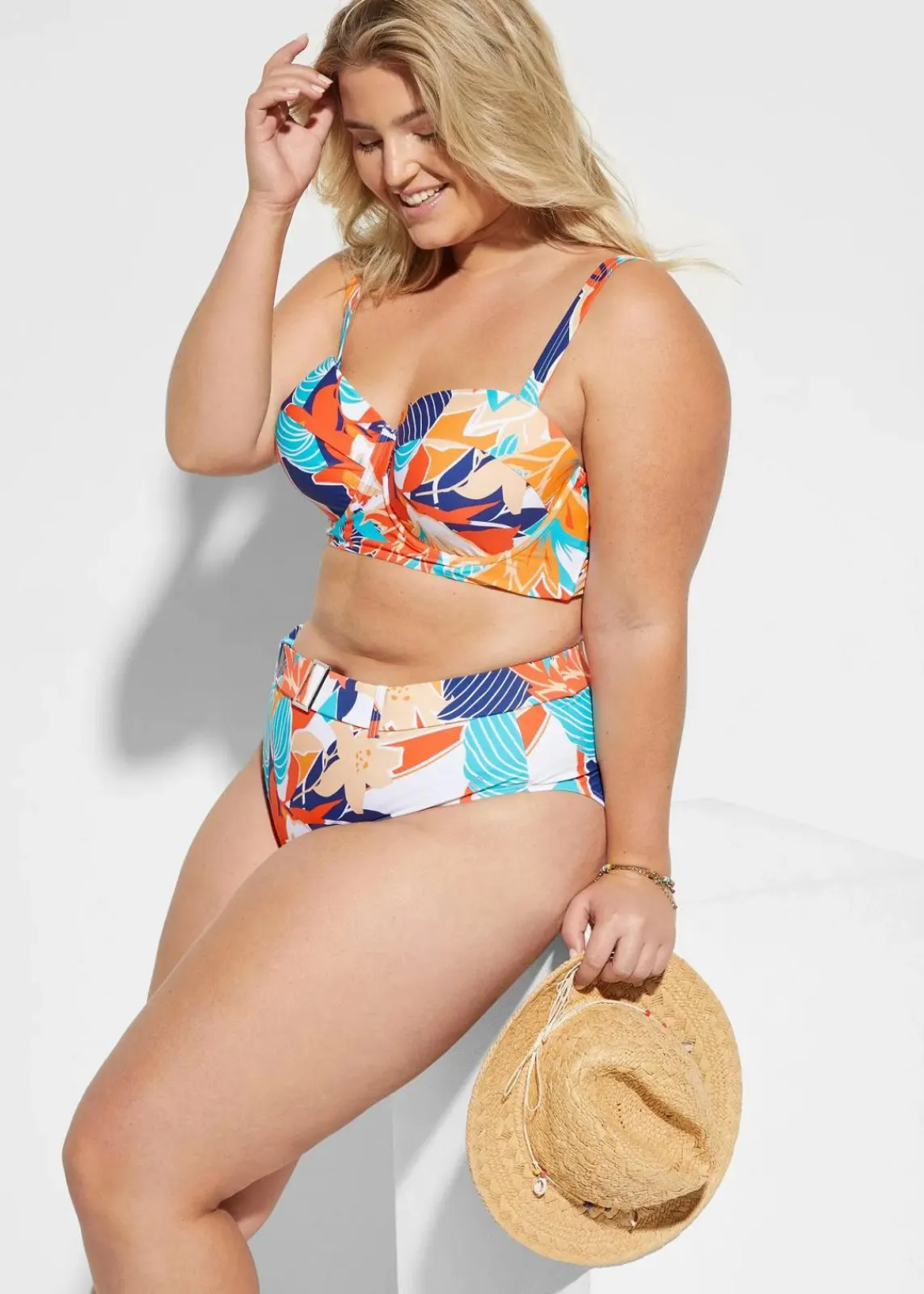 bonprix Nachhaltigere Materialien|Bademode·Bikinis^Bügel Bikini mit Highwaist-Bikinihose (2-tlg.Set) weiss/blau floral