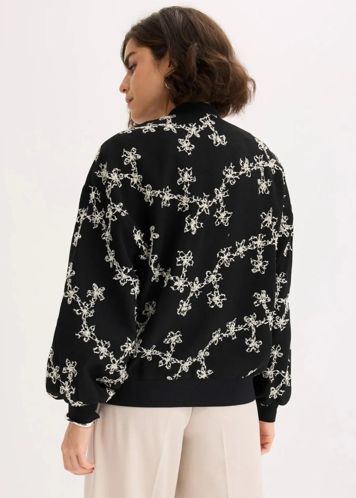 bonprix Bekleidung·Hosen|Jacken & Mäntel^Blouson mit Stickerei schwarz geblümt