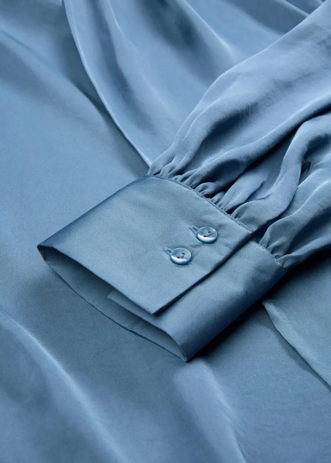bonprix Bekleidung·Jacken & Mäntel|Blusen & Tuniken^Bluse aus fließendem Satin wellenblau