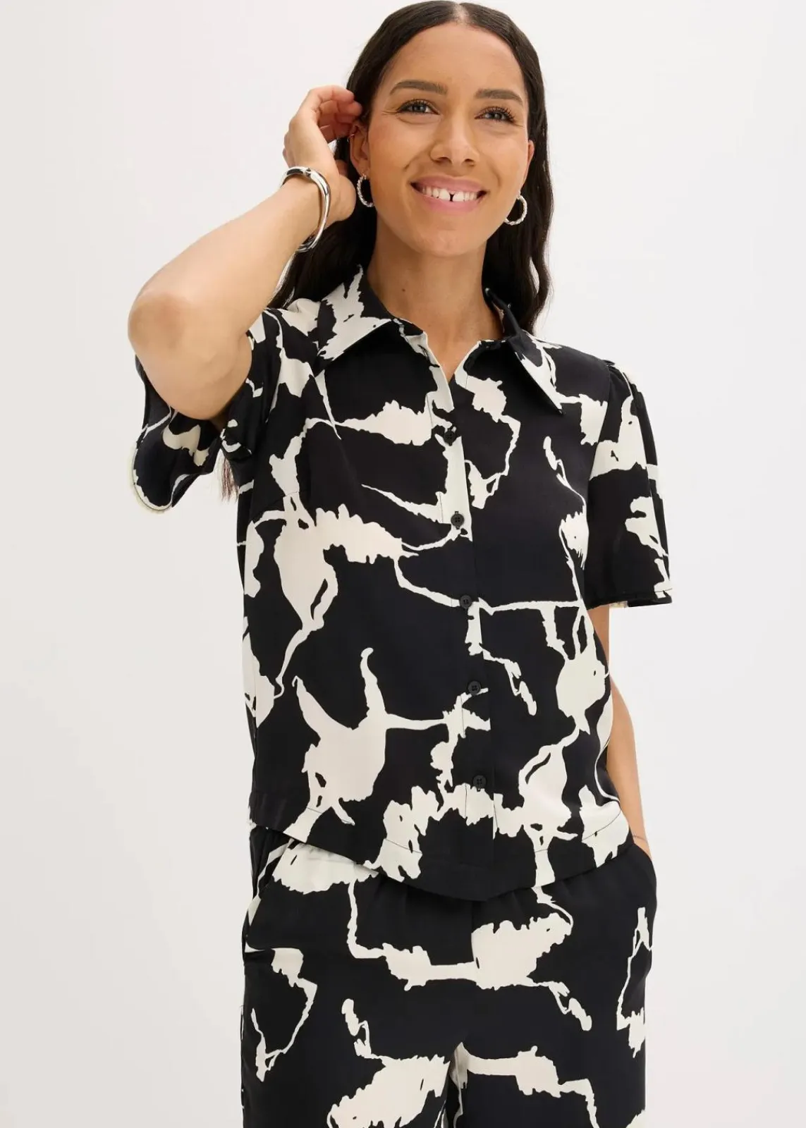 bonprix Bekleidung·Jacken & Mäntel|Zweiteiler & Sets^Bluse aus fließendem Satin schwarz/weiß bedruckt