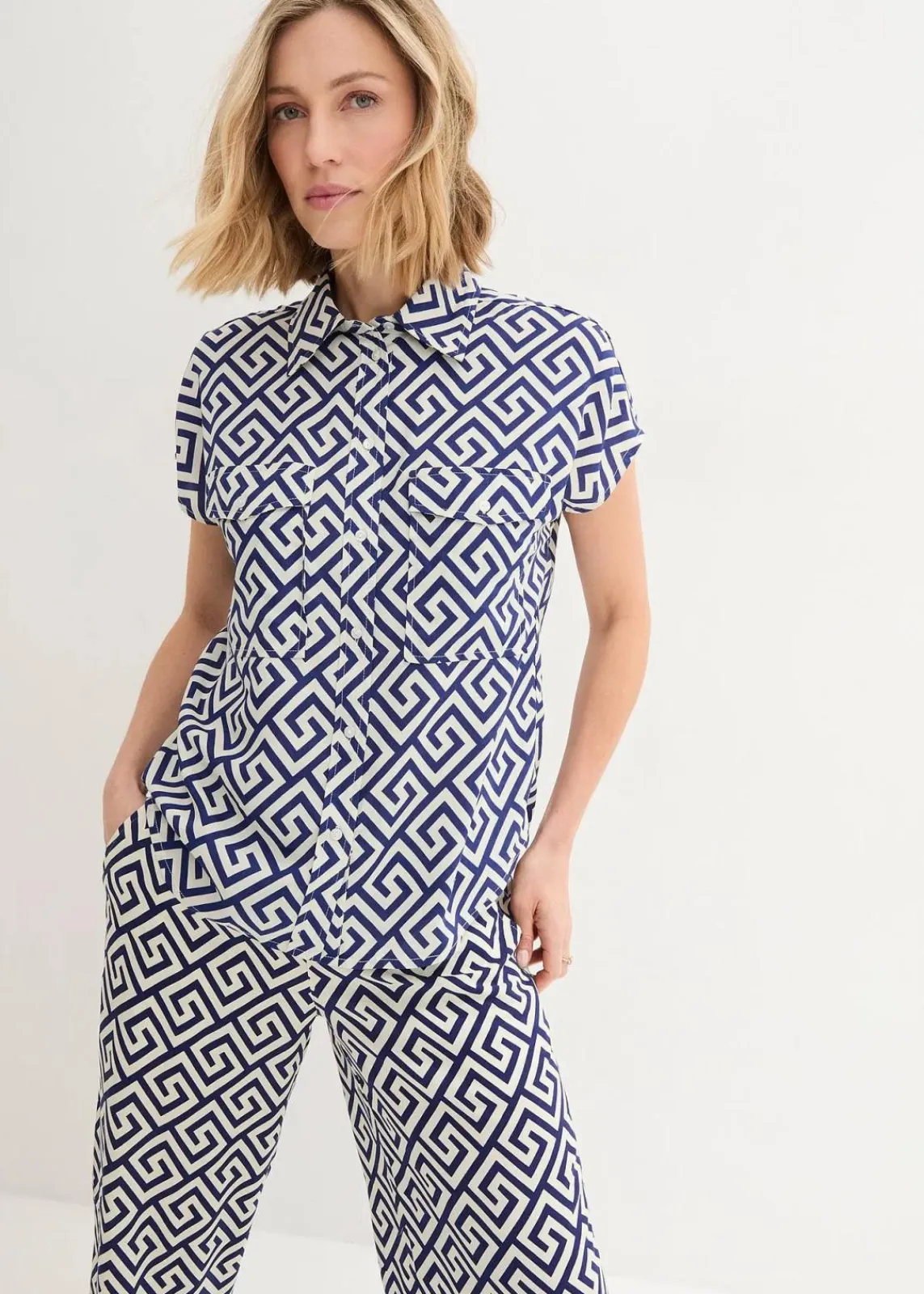 bonprix Nachhaltigere Materialien|Blusen & Tuniken^Bluse aus fließender Viskose mitternachtsblau/natur bedruckt