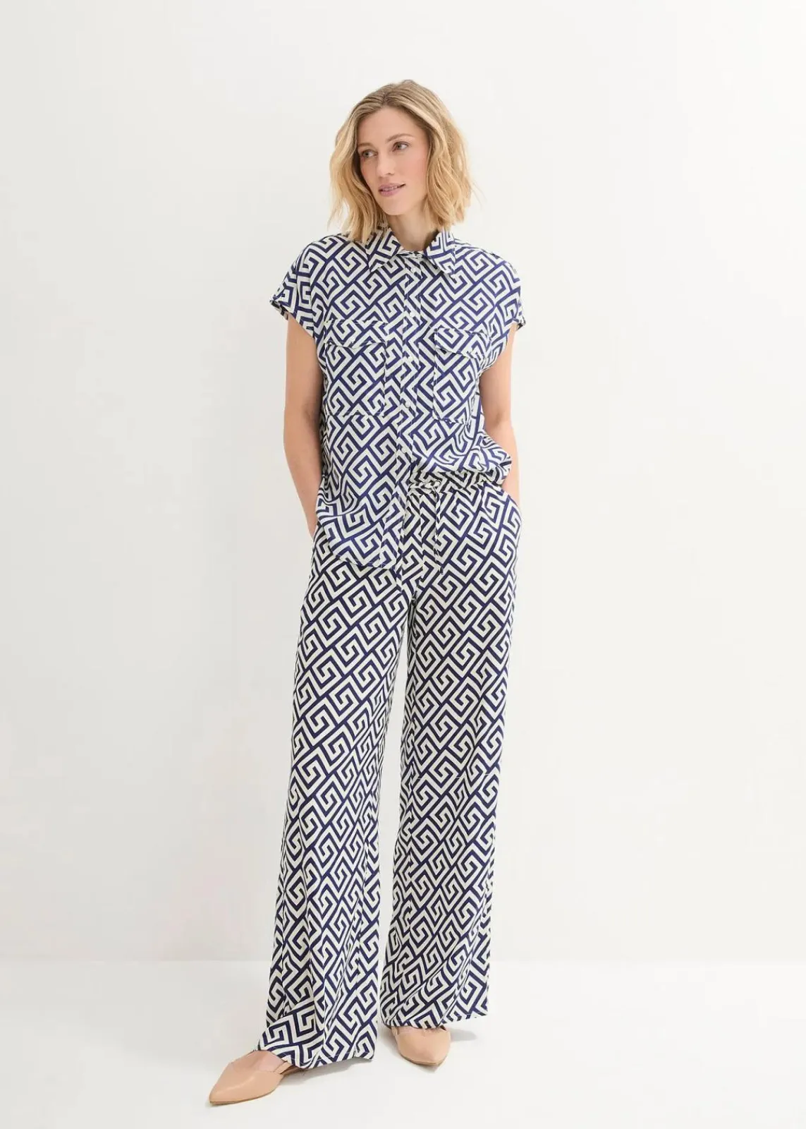 bonprix Nachhaltigere Materialien|Blusen & Tuniken^Bluse aus fließender Viskose mitternachtsblau/natur bedruckt