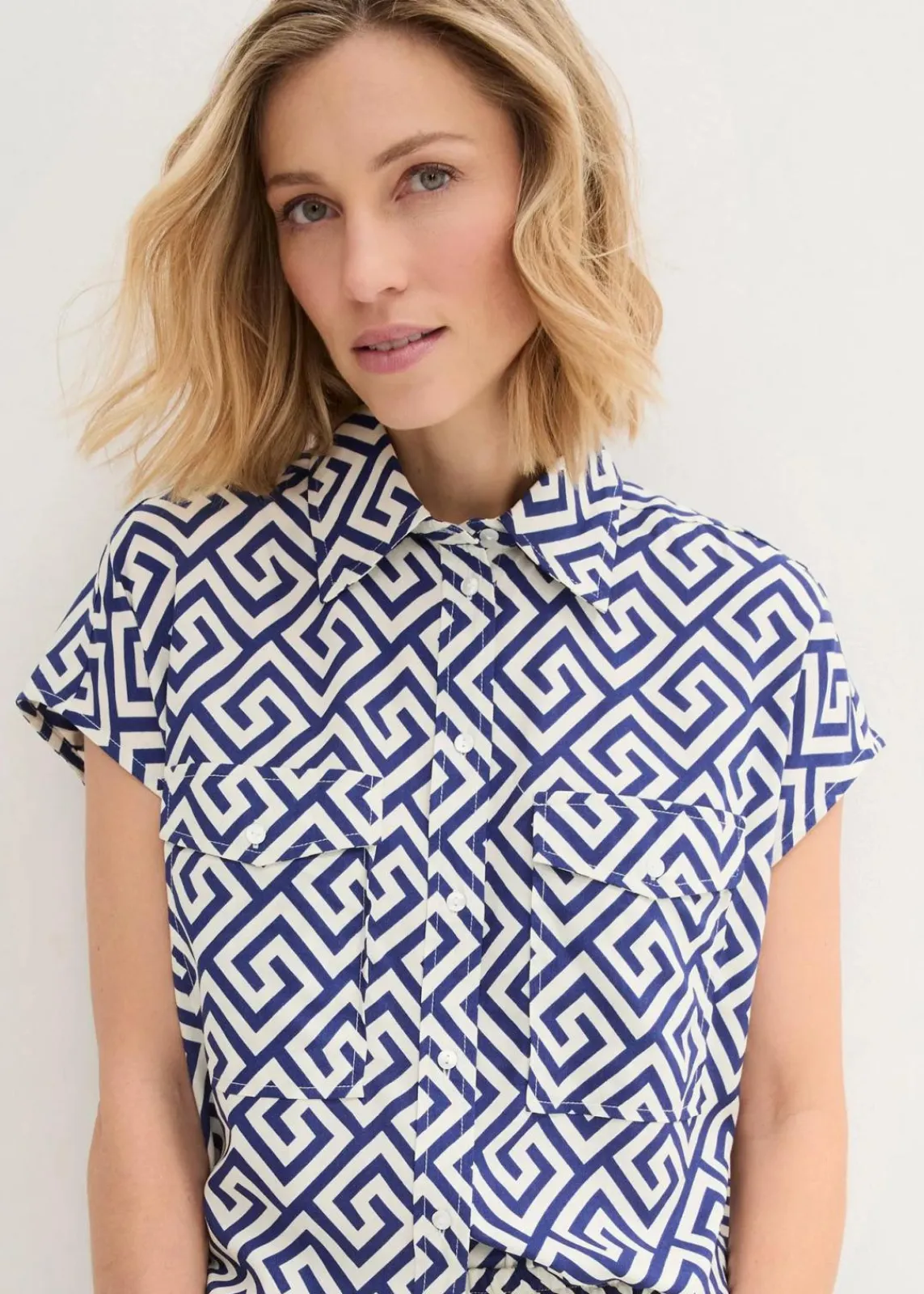 bonprix Nachhaltigere Materialien|Blusen & Tuniken^Bluse aus fließender Viskose mitternachtsblau/natur bedruckt