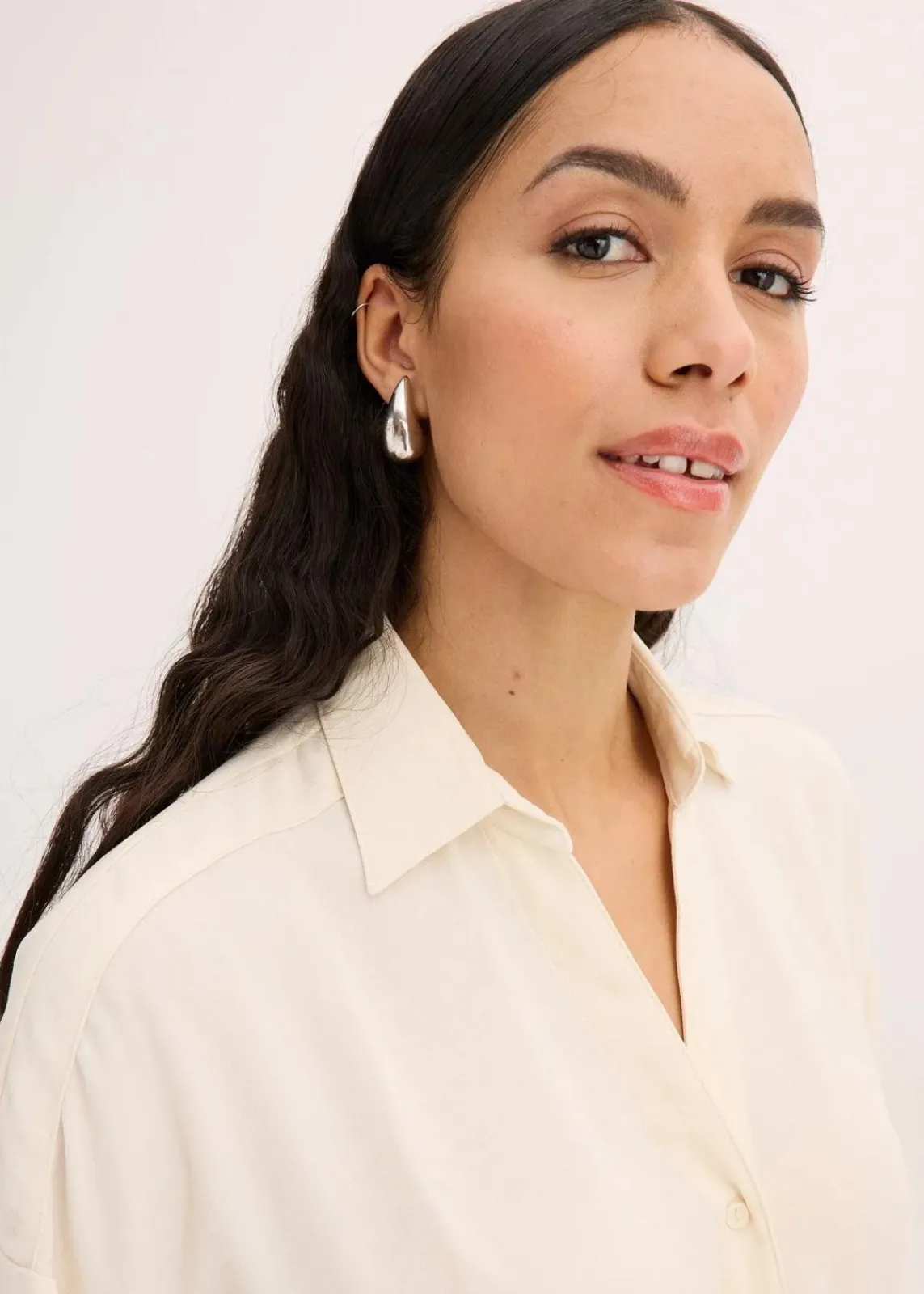 bonprix Blusen & Tuniken|Bekleidung·Jacken & Mäntel^Bluse aus leichtem Crêpe naturbeige