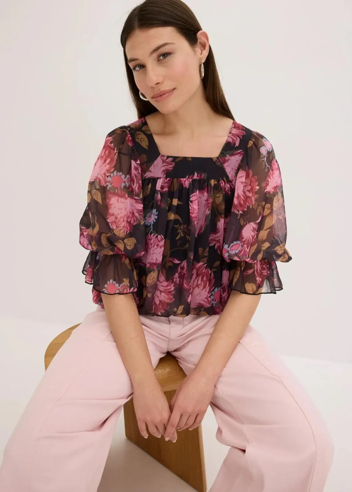 bonprix Blusen & Tuniken|Bekleidung·Jacken & Mäntel^Bluse mit Ballonsaum schwarz geblümt
