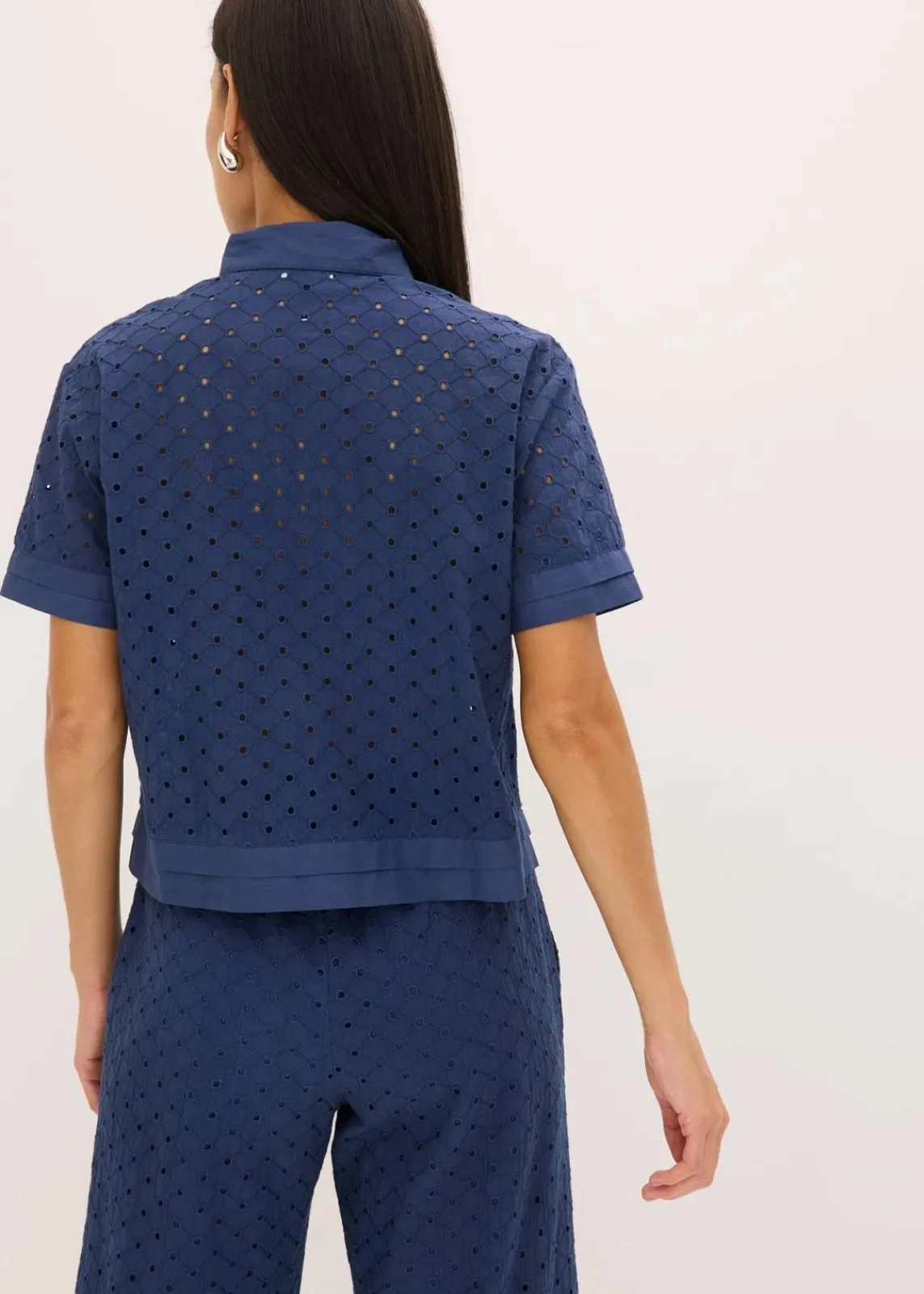 bonprix Blusen & Tuniken|Bekleidung·Jacken & Mäntel^Bluse mit Lochstickerei dunkelblau