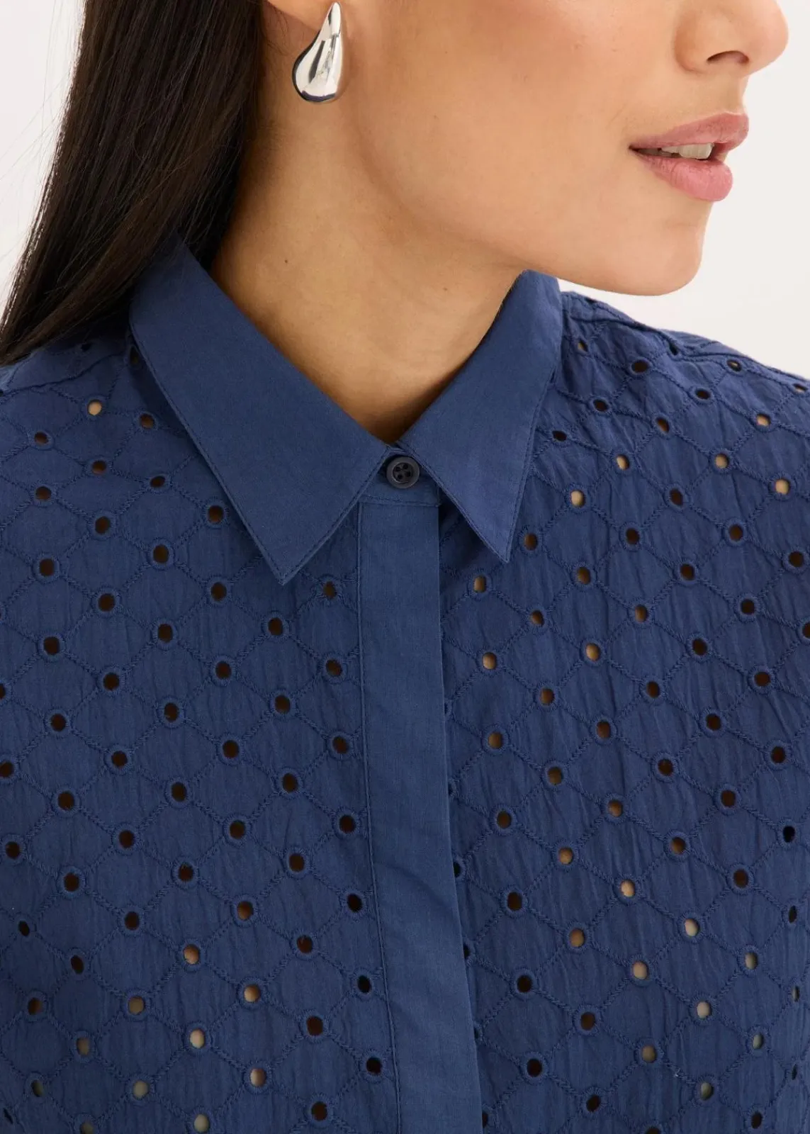 bonprix Blusen & Tuniken|Bekleidung·Jacken & Mäntel^Bluse mit Lochstickerei dunkelblau