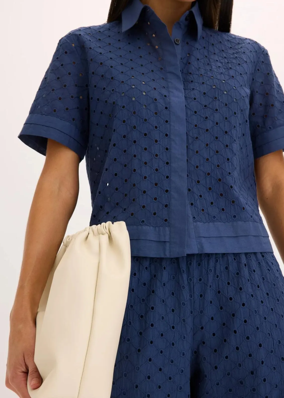 bonprix Blusen & Tuniken|Bekleidung·Jacken & Mäntel^Bluse mit Lochstickerei dunkelblau
