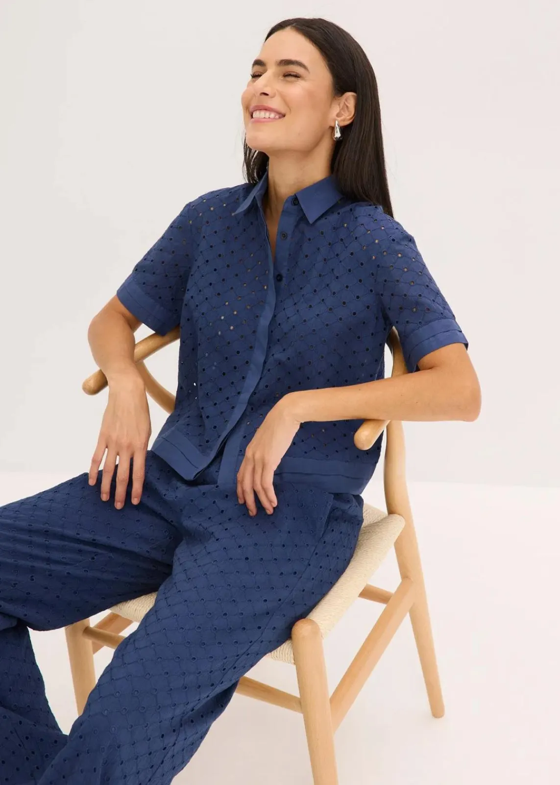 bonprix Blusen & Tuniken|Bekleidung·Jacken & Mäntel^Bluse mit Lochstickerei dunkelblau