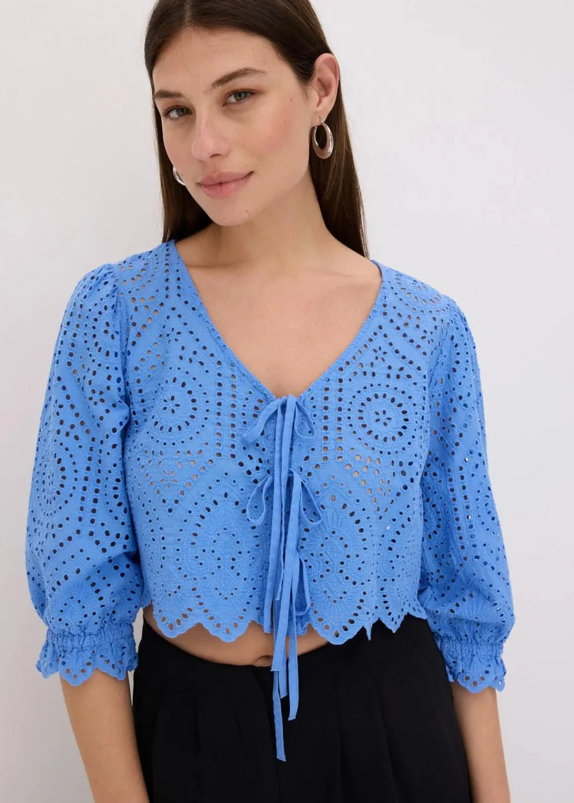 bonprix Bekleidung·Jacken & Mäntel|Blusen & Tuniken^Bluse mit Lochstickerei und Puffärmeln mittelblau