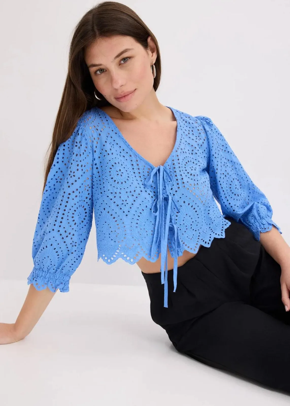 bonprix Bekleidung·Jacken & Mäntel|Blusen & Tuniken^Bluse mit Lochstickerei und Puffärmeln mittelblau