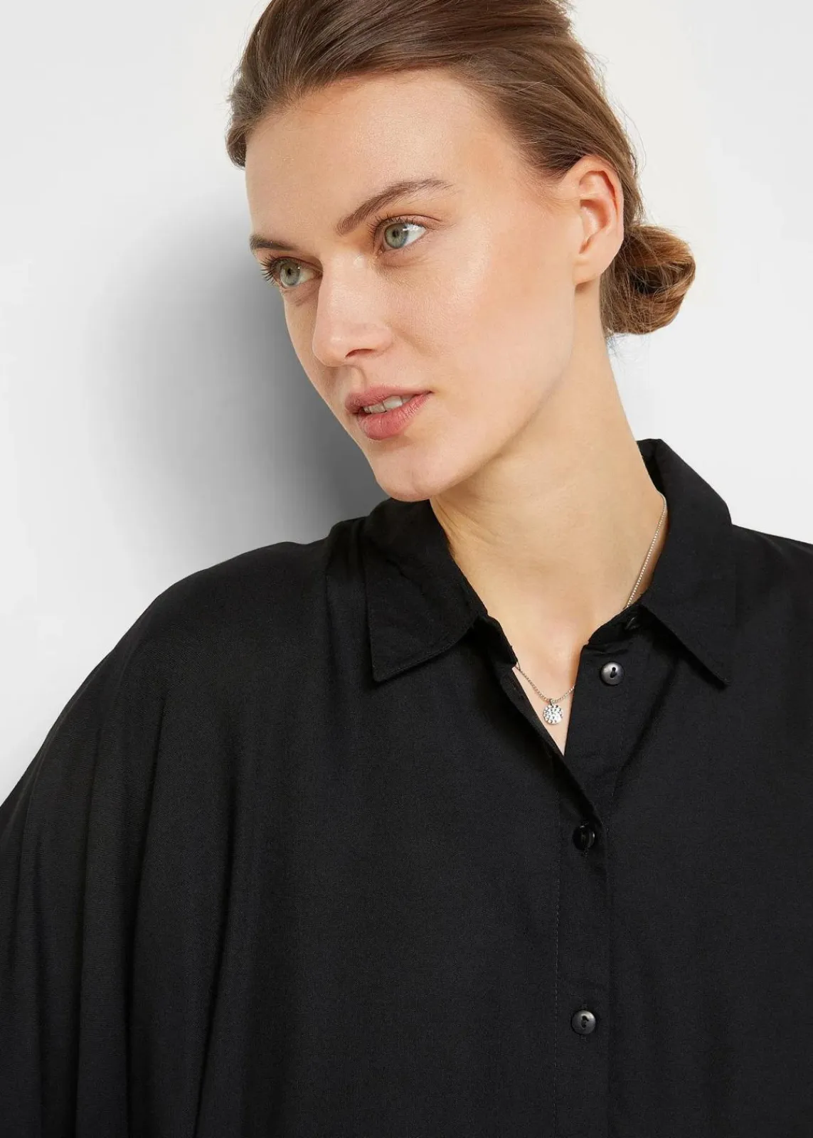 bonprix Bekleidung·Pullover & Strickjacken|Nachhaltigere Materialien^Blusenkleid aus feiner Viskose schwarz