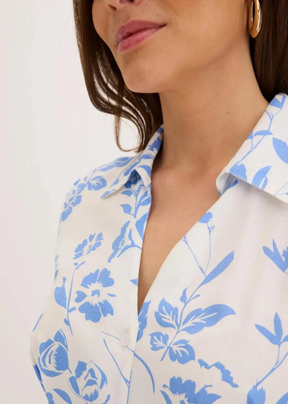 bonprix Kleider|Kurzgrößen^Blusenkleid aus fließender Viskose mittelblau/wollweiß