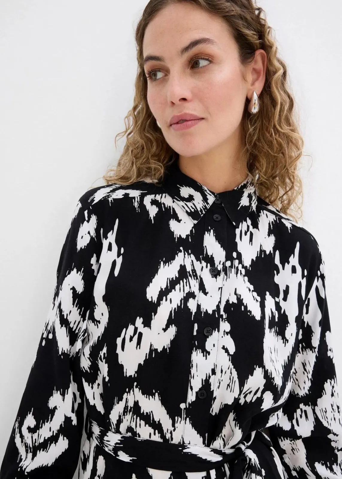 bonprix Bekleidung·Pullover & Strickjacken|Kleider^Blusenkleid aus fließender Viskose schwarz/wollweiß bedruckt
