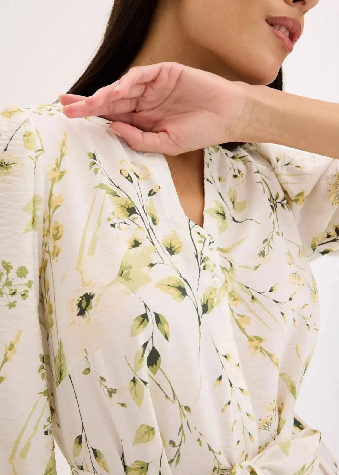 bonprix Nachhaltigere Materialien|Kleider^Blusenkleid aus Viskose-Mix wollweiß floral