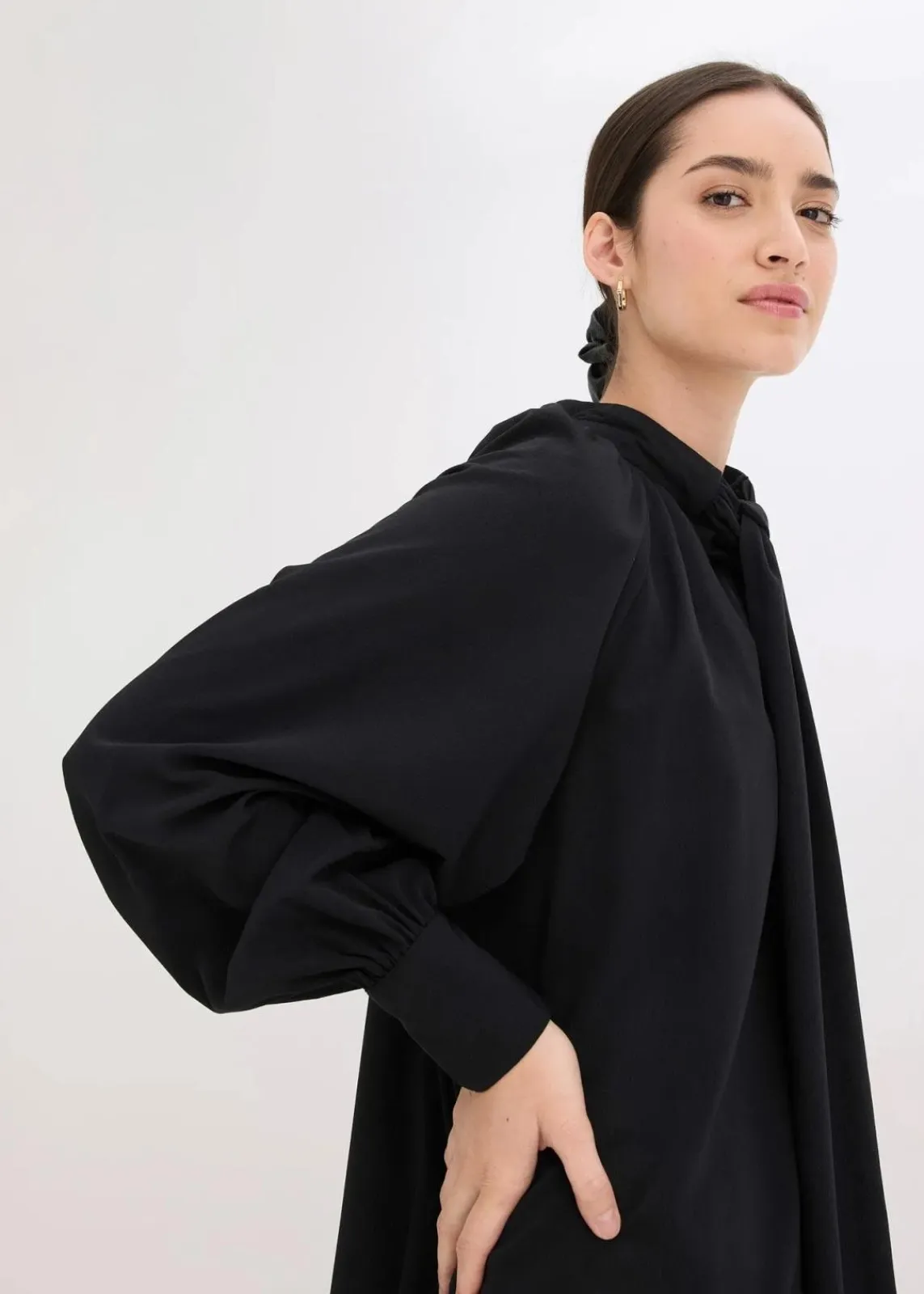 bonprix Bekleidung·Pullover & Strickjacken|Nachhaltigere Materialien^Blusenkleid mit Schluppenkragen schwarz