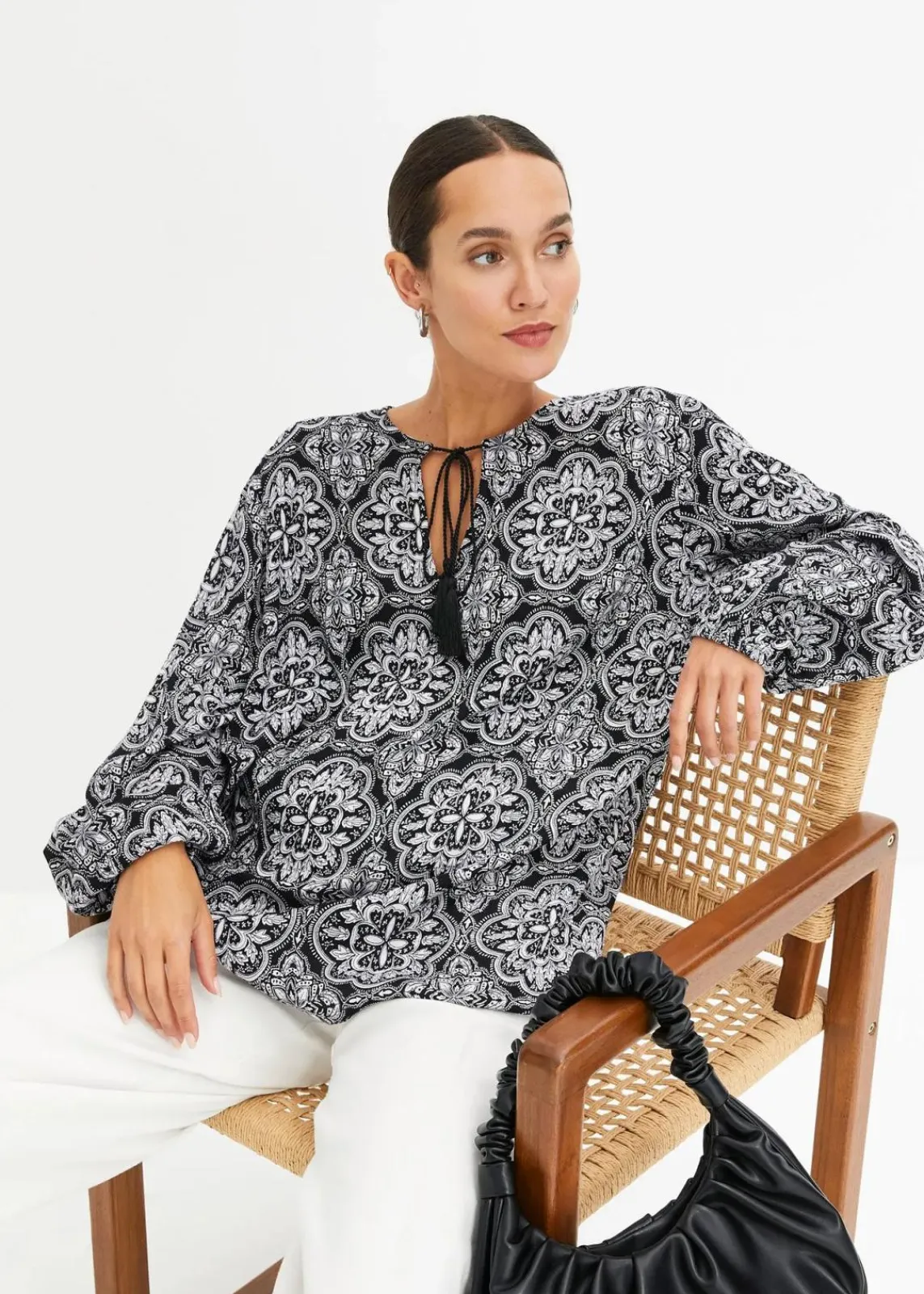 bonprix Blusen & Tuniken|Nachhaltigere Materialien^Blusenshirt aus strukturierter Viskose schwarz/weiß bedruckt