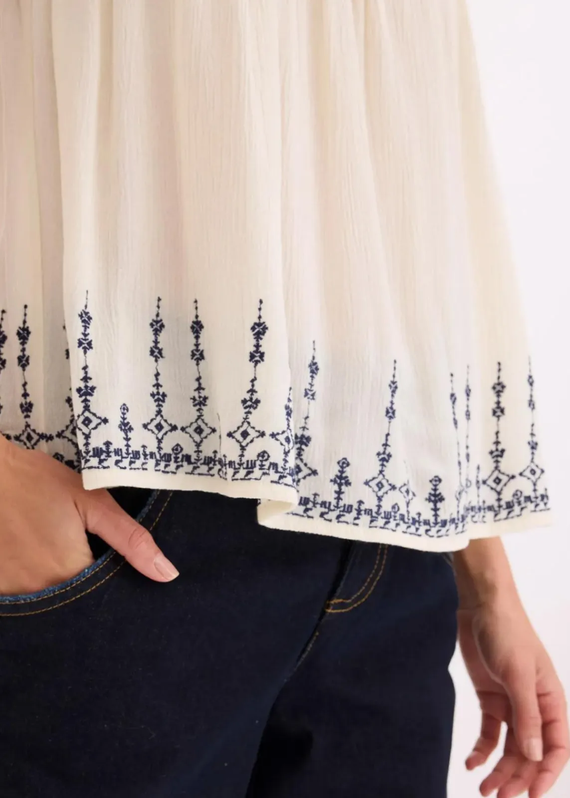 bonprix Shirts & Tops^Blusentop mit Stickerei natur/dunkelblau