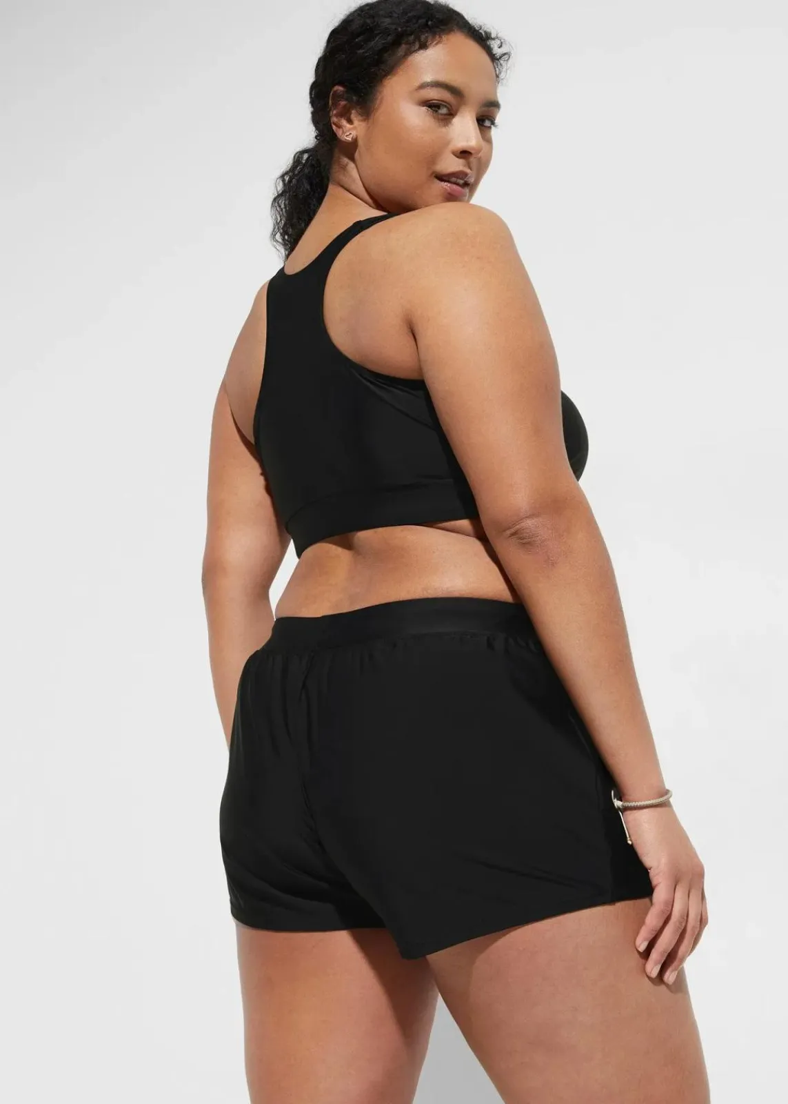 bonprix Nachhaltigere Materialien|Sport Bademode^Bustier-Bikini mit Badeshorts (2-tlg.Set) schwarz