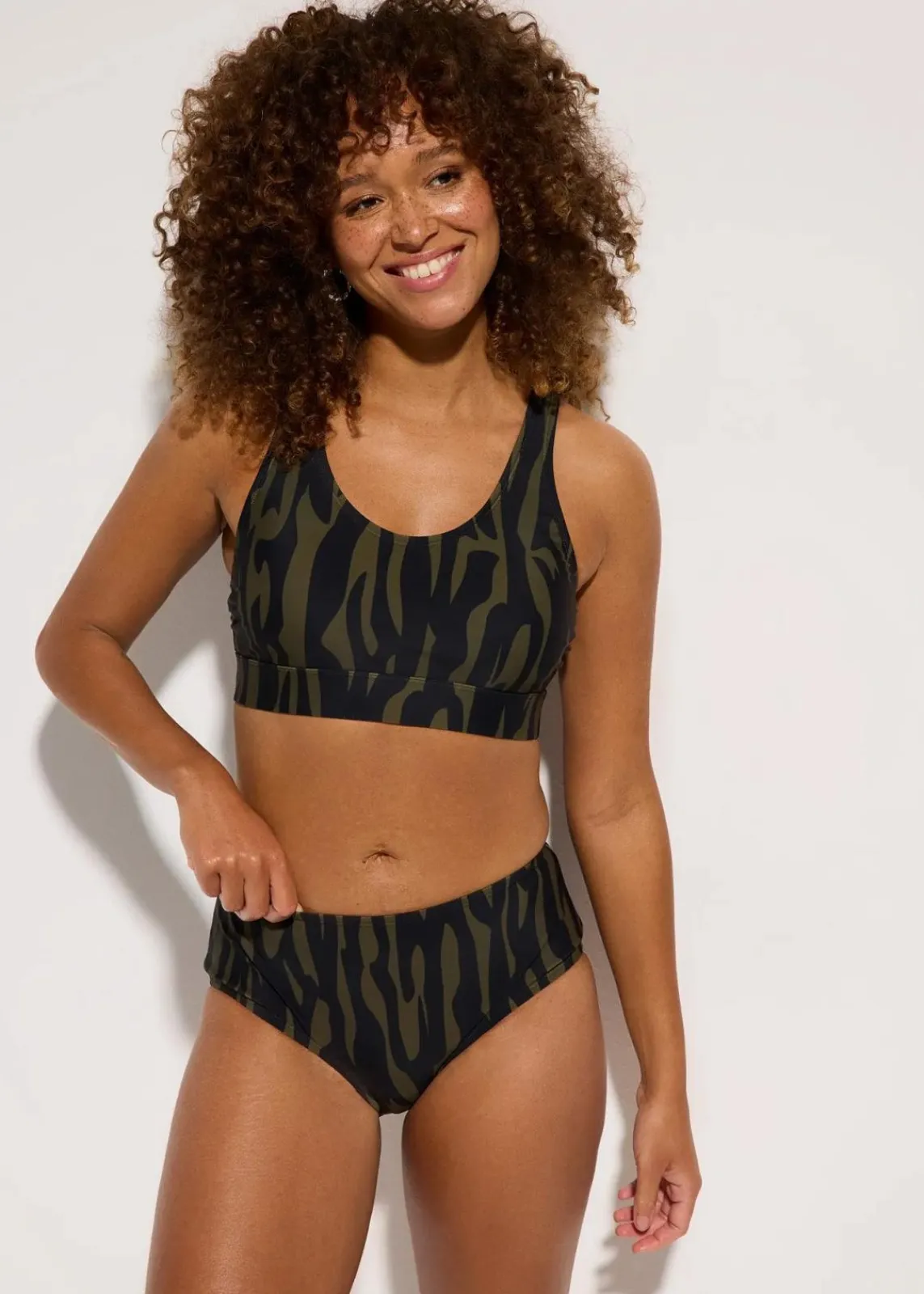 bonprix Nachhaltigere Materialien|Bademode·Bikinis^Bustier-Bikini (2-tlg.Set) dunkeloliv/schwarz graphisch