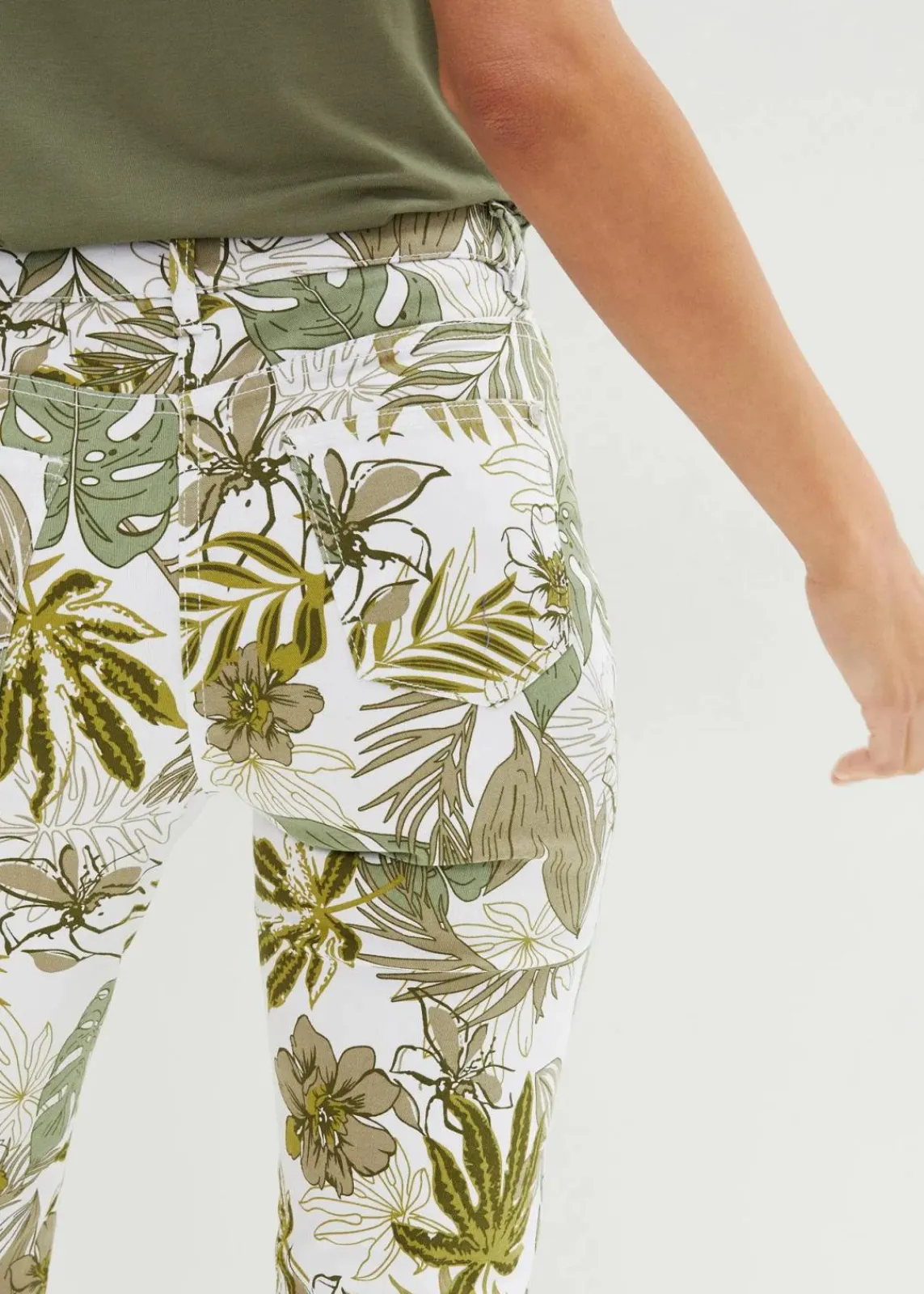 bonprix Bekleidung·Kleider|Hosen^Capri-Hose piniengrün/weiß floral