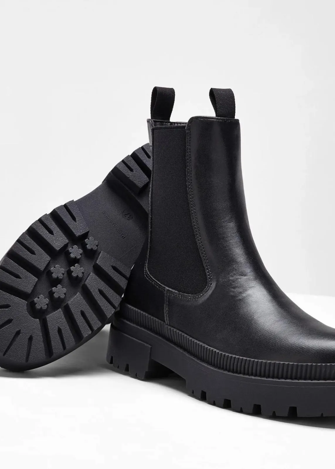 bonprix Stiefeletten|Boots^Chelsea-Boots mit Profilsohle schwarz