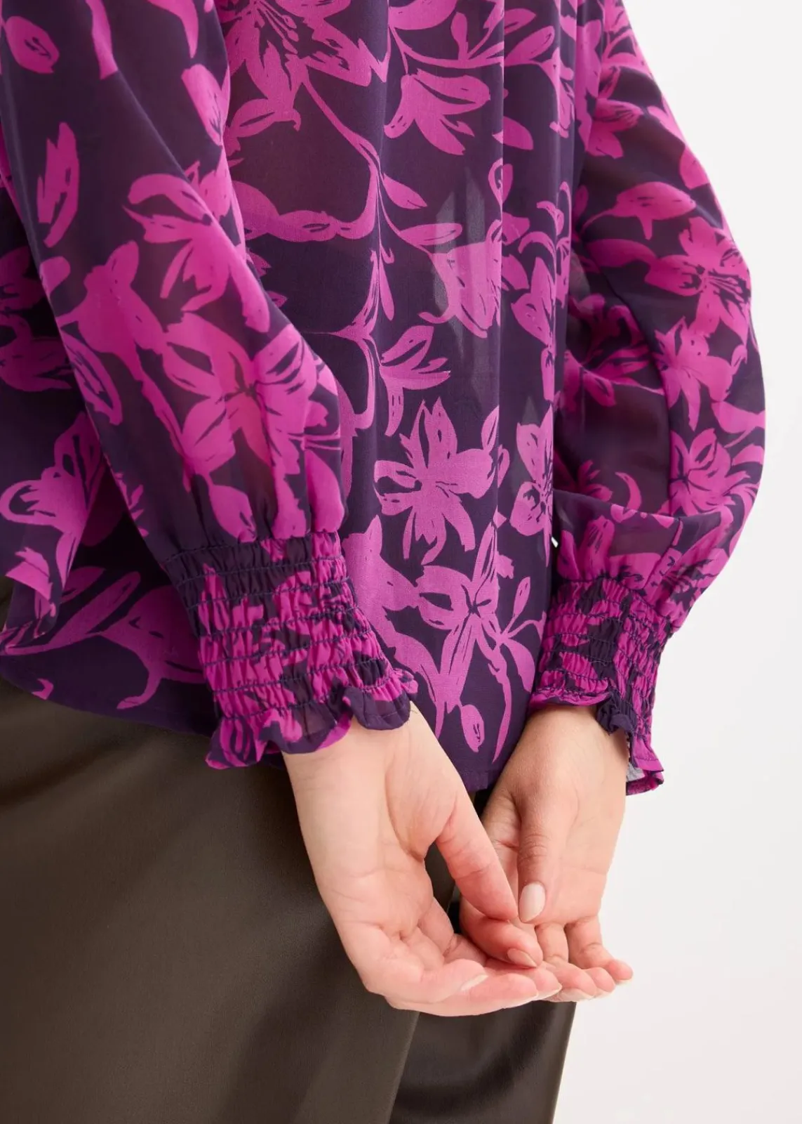 bonprix Nachhaltigere Materialien|Blusen & Tuniken^Chiffon Bluse mit Smok-Details dunkellila/pfingstrose bedruckt