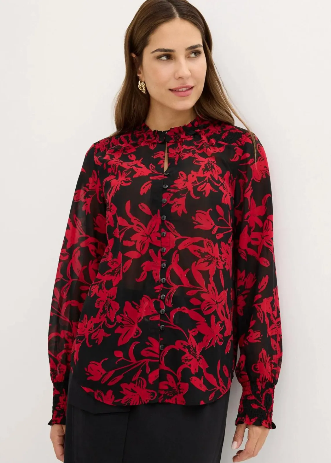 bonprix Nachhaltigere Materialien|Blusen & Tuniken^Chiffon Bluse mit Smok-Details schwarz/rot bedruckt