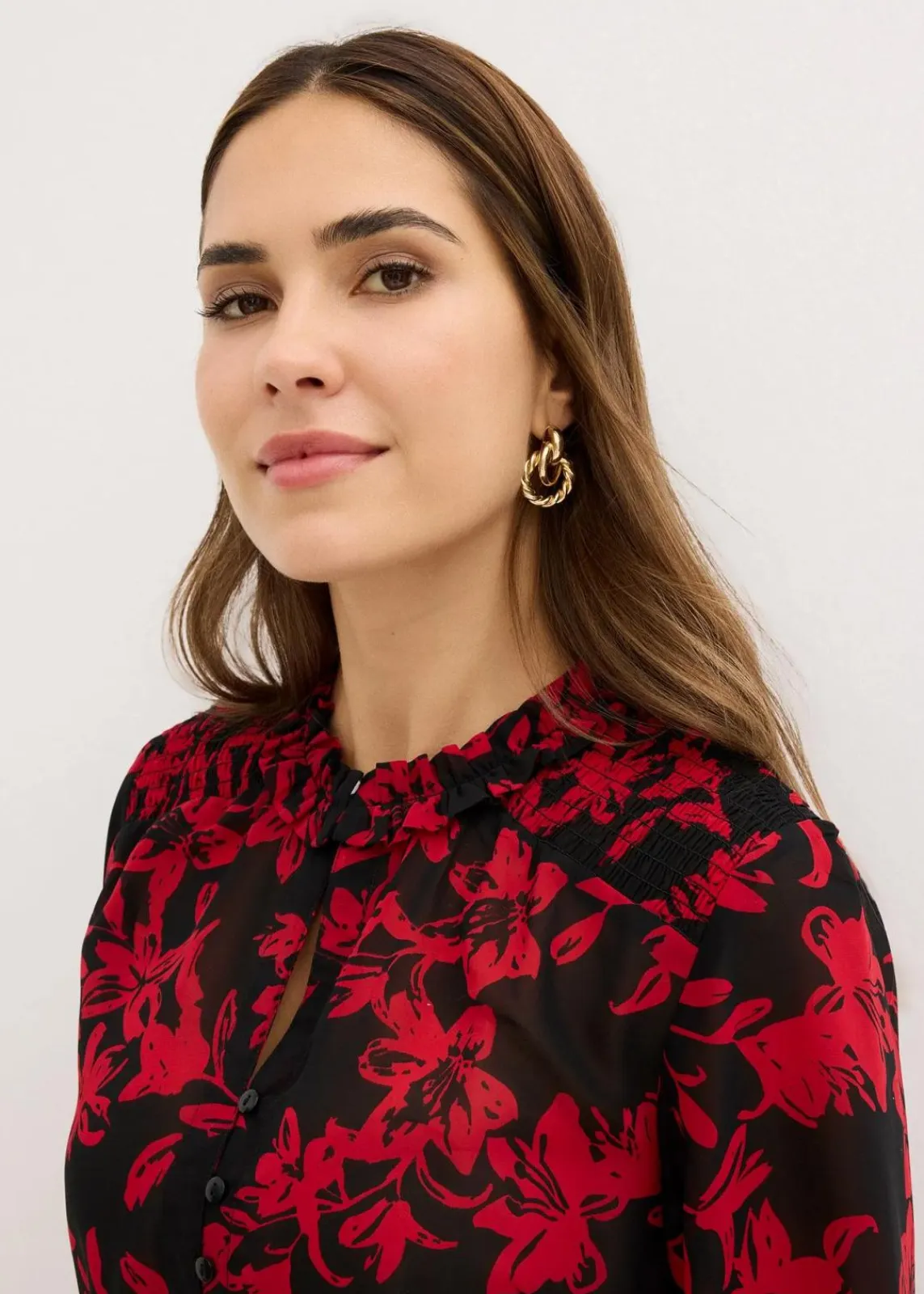 bonprix Nachhaltigere Materialien|Blusen & Tuniken^Chiffon Bluse mit Smok-Details schwarz/rot bedruckt