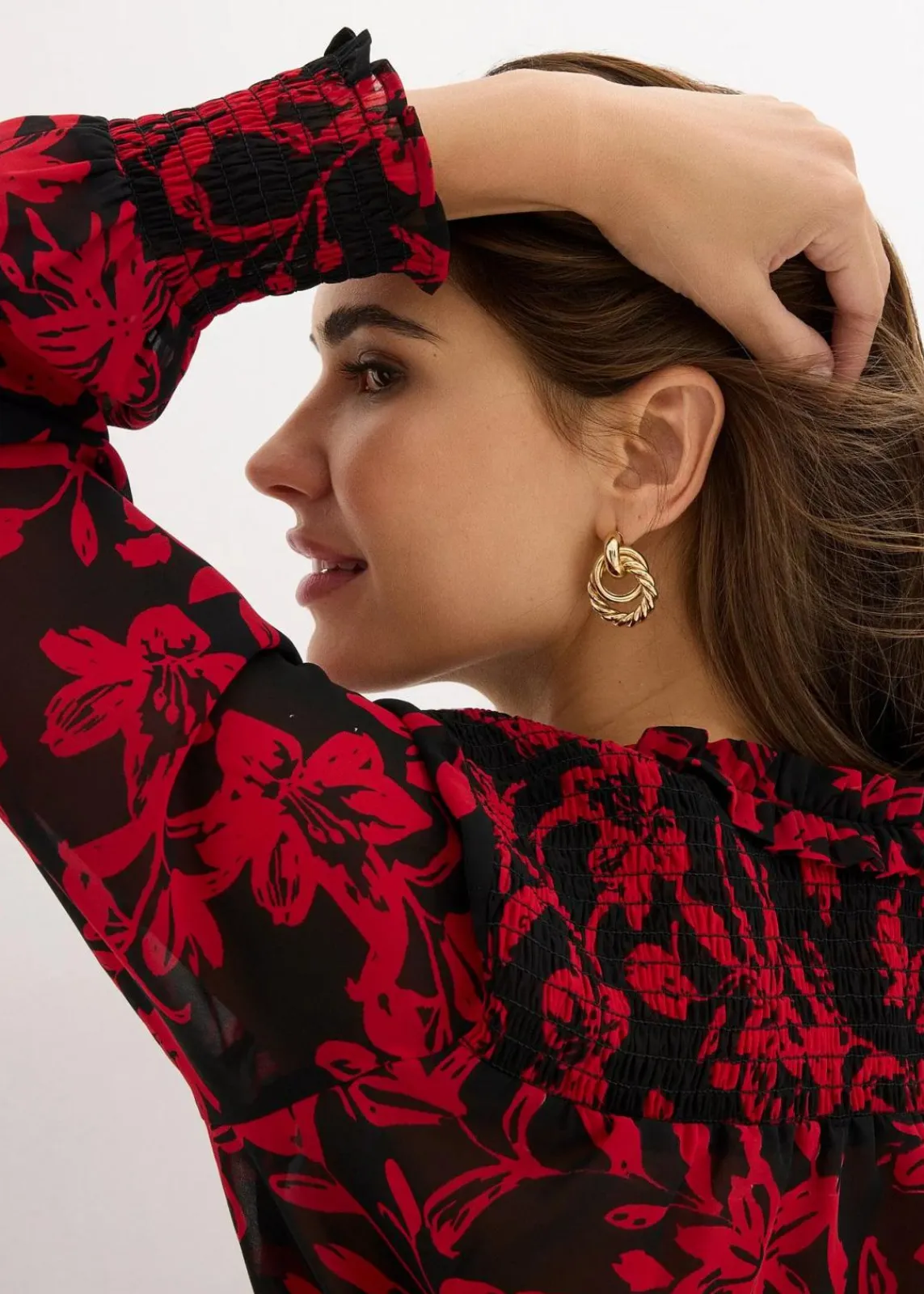 bonprix Nachhaltigere Materialien|Blusen & Tuniken^Chiffon Bluse mit Smok-Details schwarz/rot bedruckt
