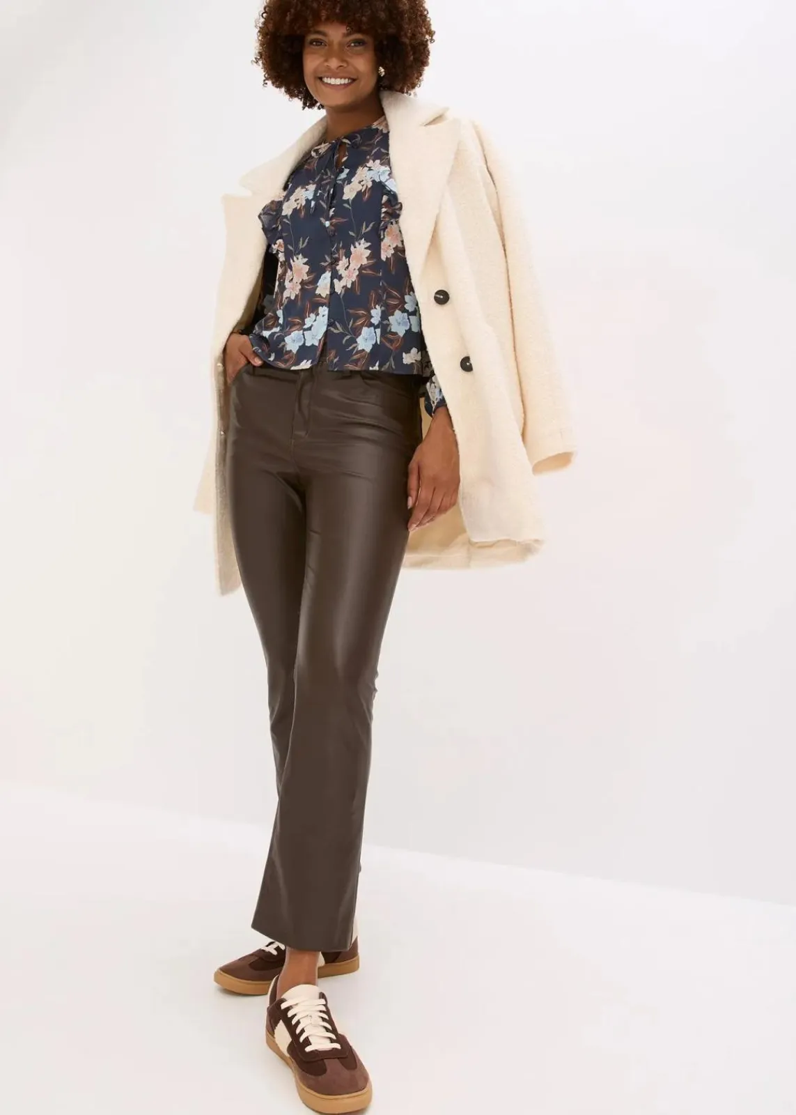 bonprix Bekleidung·Jacken & Mäntel|Blusen & Tuniken^Chiffonbluse nachtblau/eisblau floral