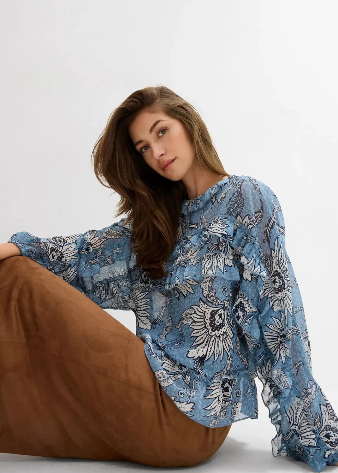 bonprix Nachhaltigere Materialien|Blusen & Tuniken^Chiffonbluse mit Rüschen hellblau/wellenblau/wollweiß bedruckt