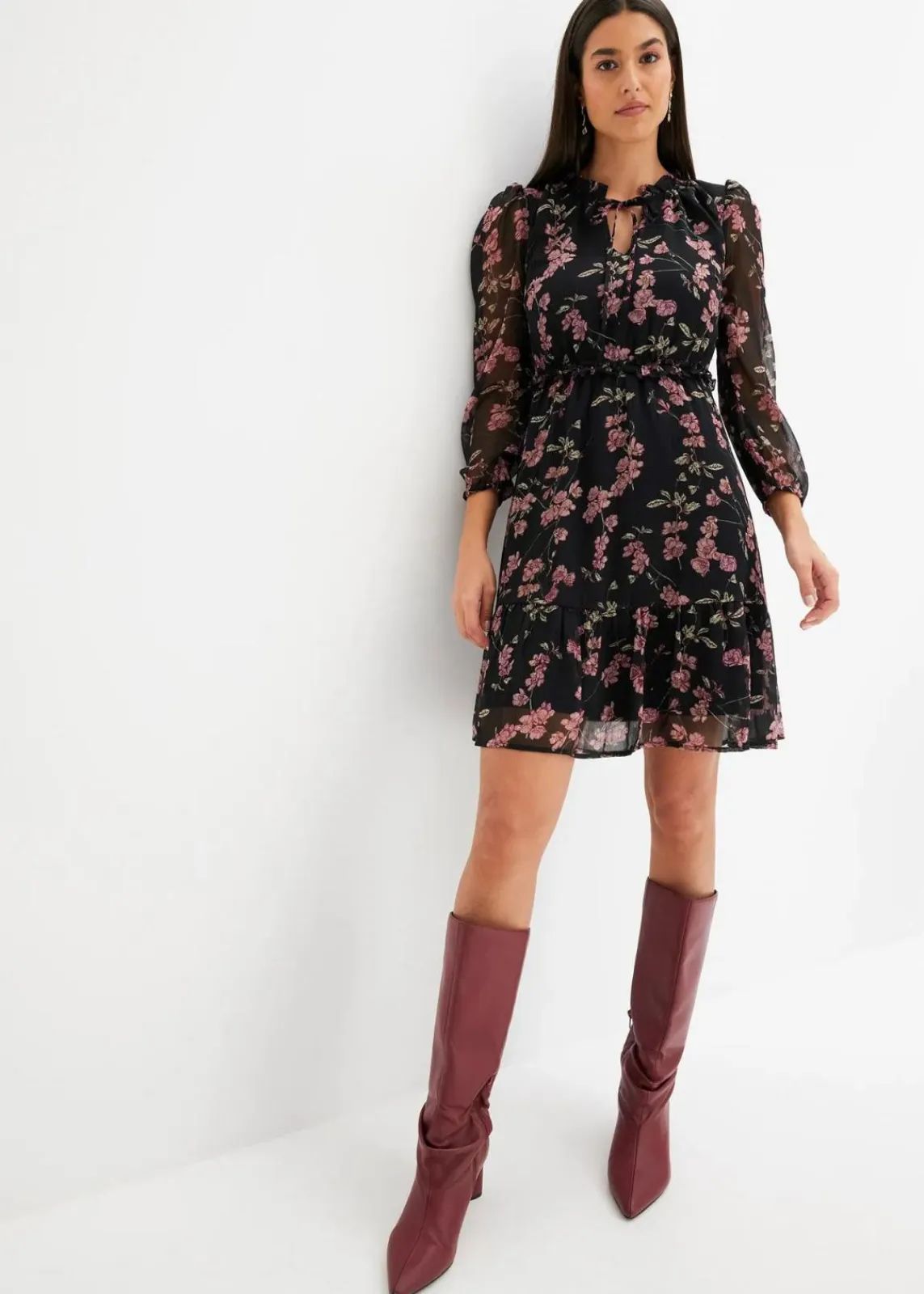 bonprix Bekleidung·Pullover & Strickjacken|Nachhaltigere Materialien^Chiffonkleid schwarz geblümt