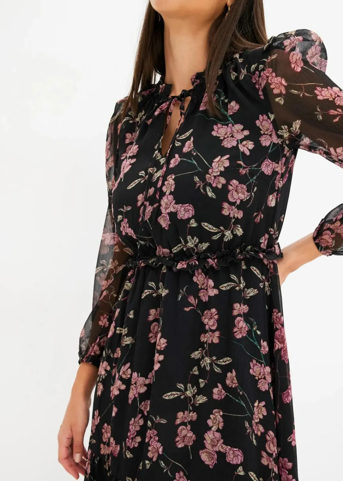 bonprix Bekleidung·Pullover & Strickjacken|Nachhaltigere Materialien^Chiffonkleid schwarz geblümt