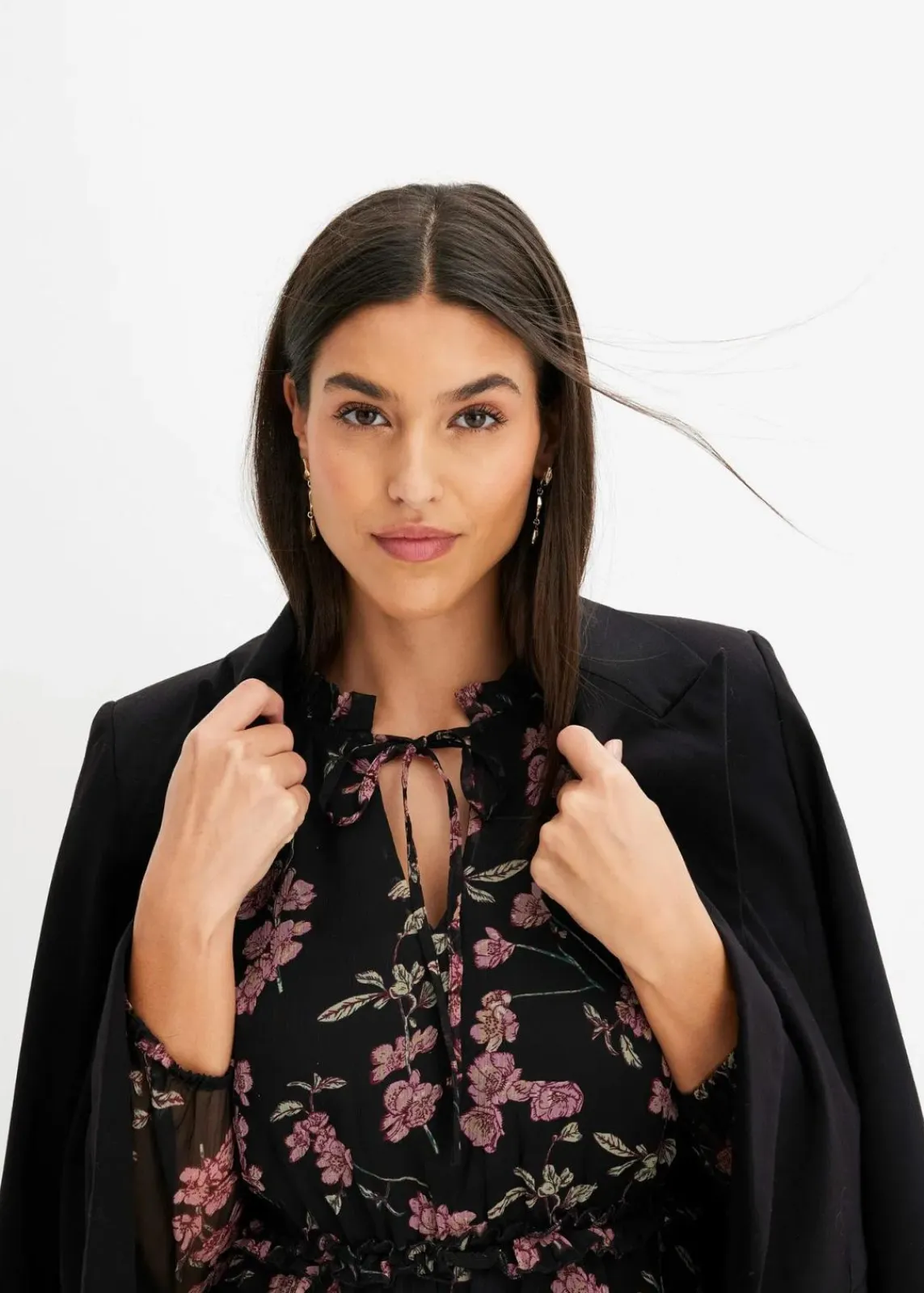 bonprix Bekleidung·Pullover & Strickjacken|Nachhaltigere Materialien^Chiffonkleid schwarz geblümt