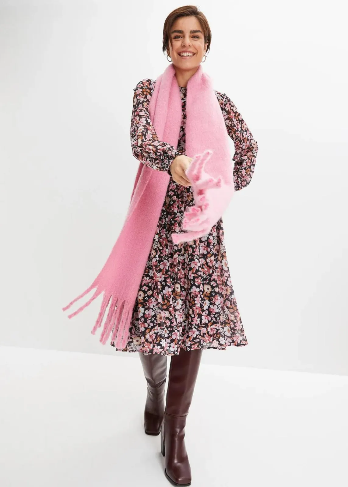 bonprix Kleider|Bekleidung·Pullover & Strickjacken^Chiffonkleid schwarz geblümt